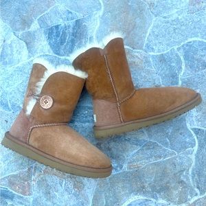 Ugg Bailey size 7 women chestnut with button